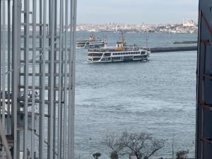 duża łódź w wodzie obok budynku w obiekcie SAHRA OTEL w Stambule