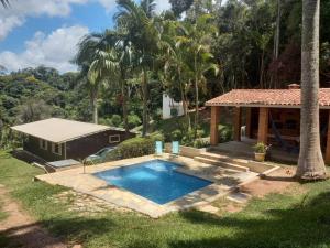 a house with a swimming pool in the yard at Linda chácara em Ibiuna com lago e piscina in Ibiúna