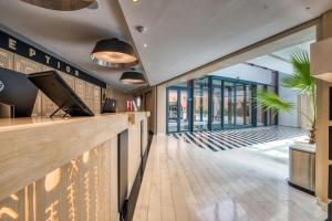 an office lobby with a bar with a view of a patio at Azalaï Hôtel Dakar in Dakar