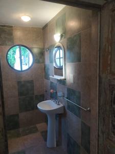 La salle de bains est pourvue d'un lavabo et d'une fenêtre. dans l'établissement Departamento los lapachos, à Villa Allende