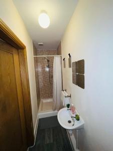 Ett badrum på Bedroom + Bathroom D8