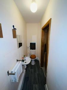 y baño con aseo y lavamanos. en Bedroom + Bathroom D8 en Dublín