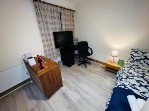 1 dormitorio con 1 cama y TV de pantalla plana en Bedroom + Bathroom D8 en Dublín