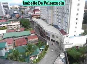 una vista aérea de una ciudad con edificios y un tren en Isabelle De Valenzuela Condo Staycation in Marulas Valenzuela en Manila