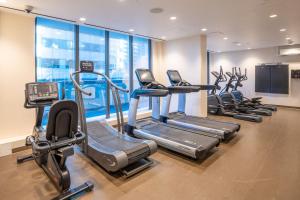 Sutton Place Hotel Toronto的健身中心和/或健身设施