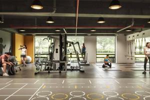 a group of people in a gym at Hermoso Loft en North Point in Bogotá