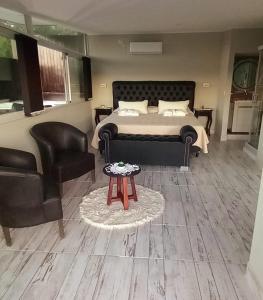 Ένα ή περισσότερα κρεβάτια σε δωμάτιο στο AYRES SUITE