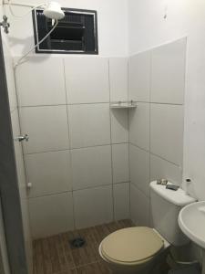 カンポ・グランデにあるHouse Dora AP 2 C AR CONDICIONADOのトイレ、洗面台、窓のあるバスルーム