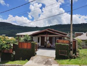 una casa con cenador en CASA DA FAMÍLIA DE GRAMADO, en Gramado