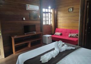 Un dormitorio con una cama con una toalla. en Acquamarine Park Hotel en Guarapari