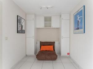 Habitación con cama con almohada naranja en Plaza E2413 with beautiful sea views, en Oostduinkerke