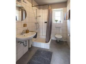 La salle de bains est pourvue d'un lavabo, d'une baignoire et de toilettes. dans l'établissement Anton Zimmermann winery, à Bernkastel-Kues