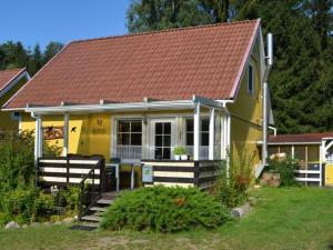 a small yellow house with a red roof at Holiday home Angel 2 in Warin