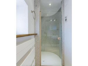 Ένα μπάνιο στο Apartment Pond View Comfortable Vacation Home +8 φωτογραφίες