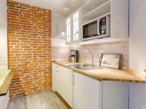 Η κουζίνα ή μικρή κουζίνα στο Apartment Pond View Comfortable Vacation Home