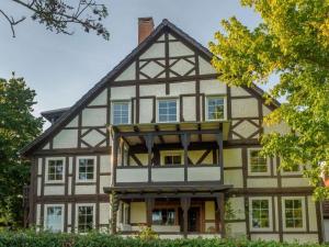 uma casa grande com um gambrel em Holiday apartment loft em Hehlen