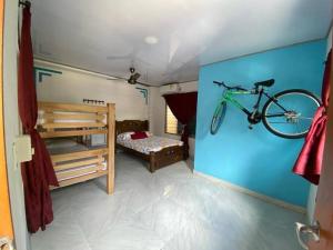 een kamer met een fiets aan de muur bij Cabaña en Santiago de Tolú. in San Silvestre