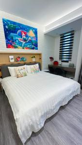 1 dormitorio con 1 cama blanca grande en una habitación en Hi House en Toucheng