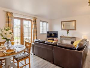 un soggiorno con divano e tavolo di 2 Bed in Newport 90243 a Newport