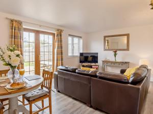 a living room with a couch and a table at 2 Bed in Newport 90243 in Newport