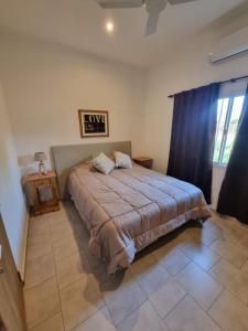 - une chambre avec un grand lit et des rideaux bleus dans l'établissement Curuzú Confort, à Curuzú Cuatiá
