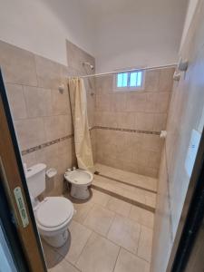 uma casa de banho com um WC e um chuveiro em Curuzú Confort em Curuzú Cuatiá