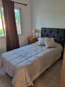 um quarto com uma cama grande e um edredão azul em Curuzú Confort em Curuzú Cuatiá