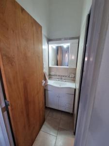 uma casa de banho com um lavatório e um espelho em Curuzú Confort em Curuzú Cuatiá