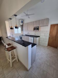 uma cozinha com balcão e uma ilha em Curuzú Confort em Curuzú Cuatiá