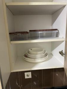 un armario con platos y platos. en IMMO DYALI, en Taouima