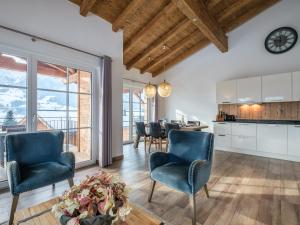een keuken en eetkamer met stoelen en een tafel bij Luxury Tauern Suite Walchen Kaprun 8 in Angerberg