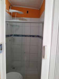 ポルト・セグロにあるCasa Hotelのバスルーム(シャワー、トイレ付)