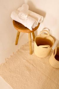 una mesa con toallas y un par de zapatos en Villa Joá - Casa en Trancoso