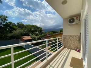 una vista desde el balcón de una casa en Suíte privativa proxima ao Sesc 2, en Bertioga