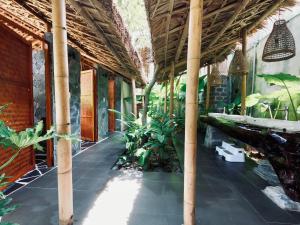 zewnętrzne patio z roślinami w budynku w obiekcie Luxury Traditional Chalet w mieście Hà Giang