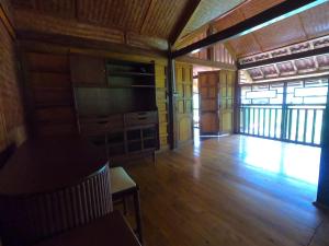 salon z dużym telewizorem i drewnianą podłogą w obiekcie Luxury Traditional Chalet w mieście Hà Giang