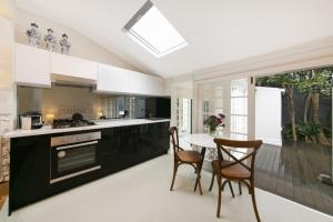 Köök või kööginurk majutusasutuses Paddington Garden Cottage with fast Wifi