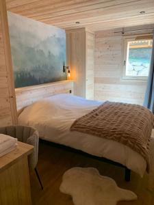 a bedroom with a bed and a window at Superbe chalet avec vue montagne in Orcières