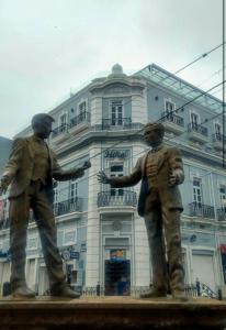 una estatua de dos hombres delante de un edificio en Hotel Estancia Real en Tepatitlán de Morelos