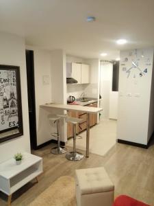 a kitchen with a counter and a table in a room at Apartamento céntrico en Manizales, costo por noche $125.000 in Manizales