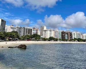 een strand voor een stad met gebouwen bij Apartamento Inteiro na Praia de Icaraí com Vista in Niterói