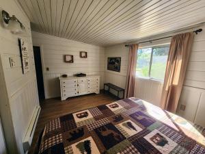 a bedroom with a bed with a quilt on it at Lazy Oaks Resort in Pinetop-Lakeside