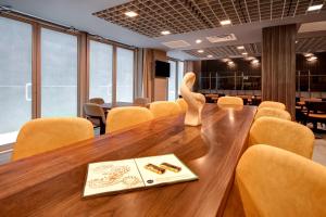 une salle de conférence avec une grande table et des chaises en bois dans l'établissement SpringHill Suites by Marriott New York Midtown Manhattan/Park Ave, à New York