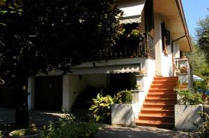 uma casa com escadas e uma varanda com plantas em Casa Irene em Torri di Quartesolo