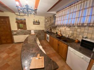 cocina grande con encimera y fregadero en La casa de Serafín y Manoli, en Nestares