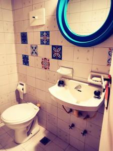 y baño con aseo y lavamanos. en La Casa de Malena en Buenos Aires