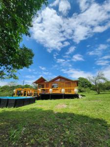 ein Haus mitten auf einem Feld in der Unterkunft Talasuas -aires de montaña in Villa General Belgrano