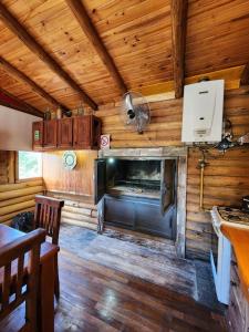 eine Küche und ein Wohnzimmer eines winzigen Hauses in der Unterkunft Talasuas -aires de montaña in Villa General Belgrano