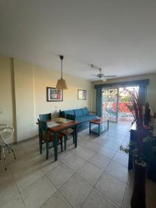 een woonkamer met een tafel en een bank bij Sunny apartament in El Guincho