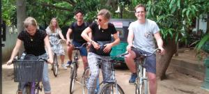 un grupo de personas montando bicicletas por una calle en New Gama Guest, en Polonnaruwa